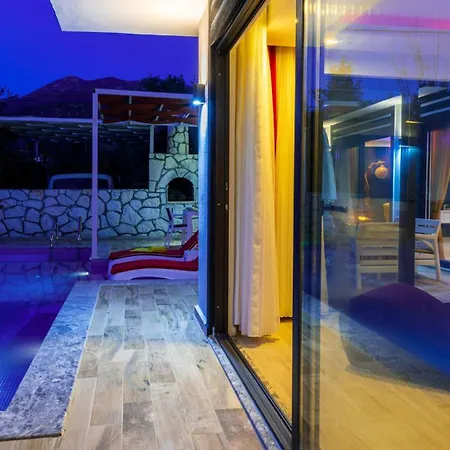 Yagmur Uezuemlue * Κας