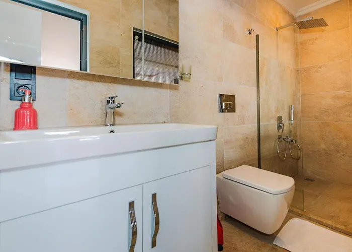 Yagmur Uezuemlue * Κας