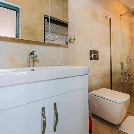 Yagmur Uezuemlue * Каш