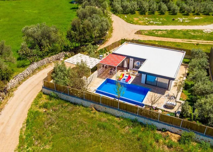 Yagmur Uezuemlue Villa *